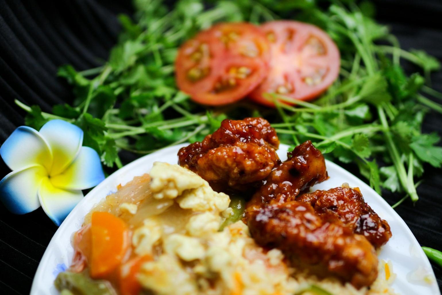 Persona realizando ejercicio físico en un espacio exterior con luz natural