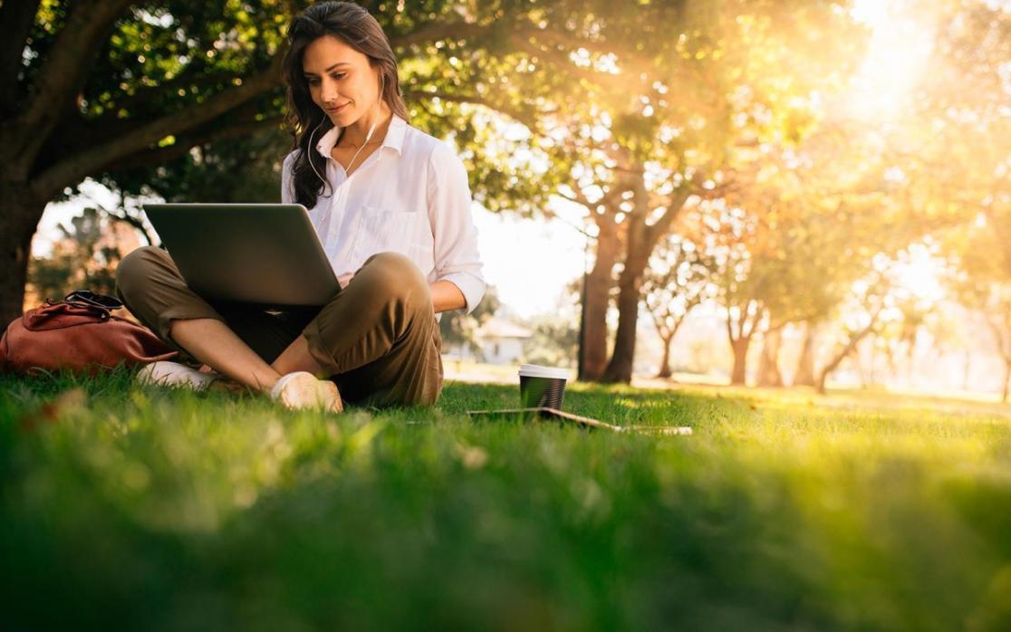Persona preparando comida saludable en cocina moderna